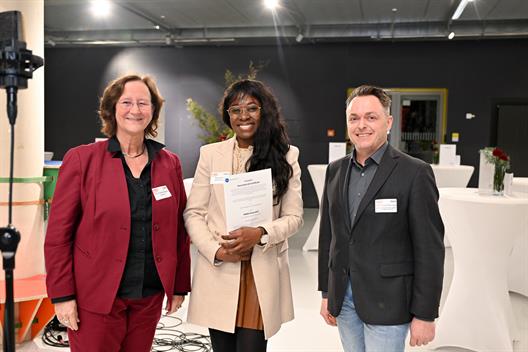 Für ihre herausragenden Studienleistungen und ihr außergewöhnliches Engagement erhielt die Studentin Jeanne Marquise Akame Mboutou am 28. November 2023 innerhalb der 14. Stipendienvergabefeier den mit 1000 Euro dotierten DAAD-Preis 2023.